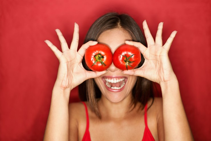 women-with-tomatoes